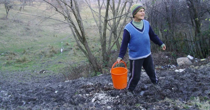 Bătrânii din sat nici nu mai pot să-şi aducă singuri apa de la puţuri