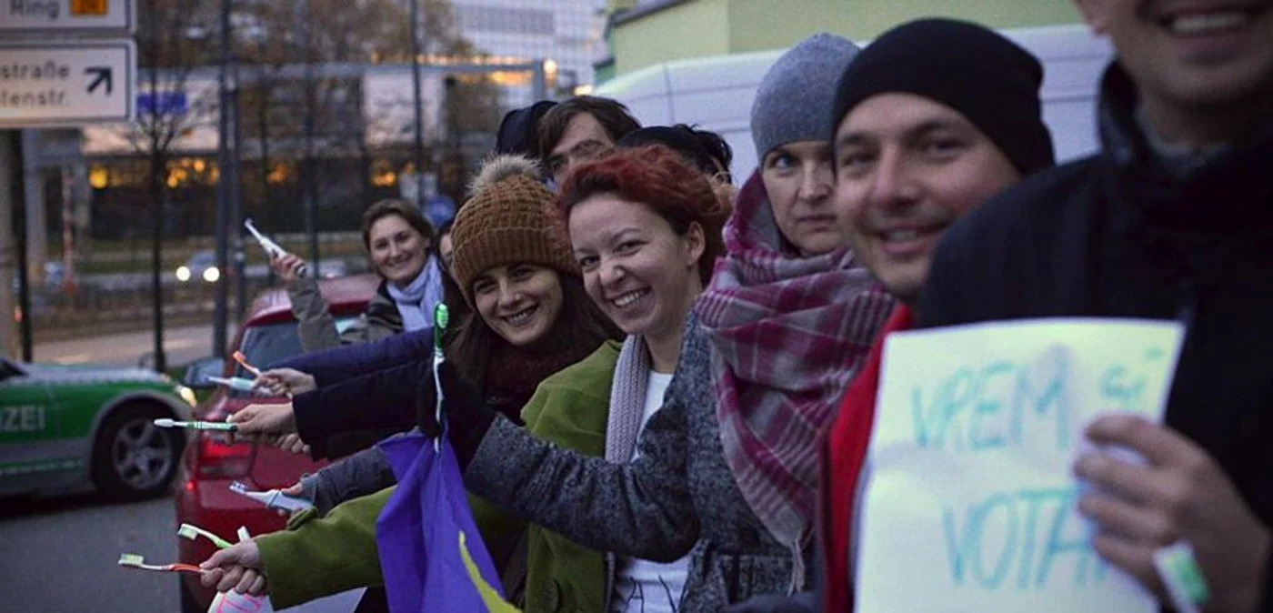Coadă la Munchen. Românii s-au aşezat la rând de cu seara pentru a fi siguri că vor apuca să voteze
