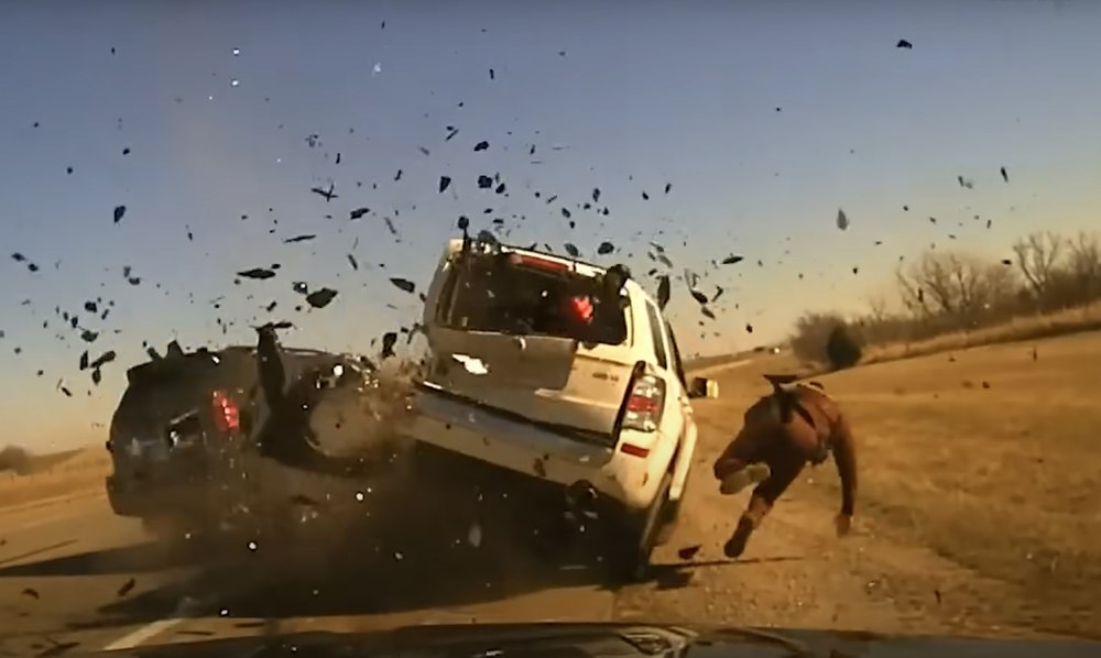 Momentul în care un ofițer de poliție din SUA scapă miraculos dintr-un accident devastator VIDEO
