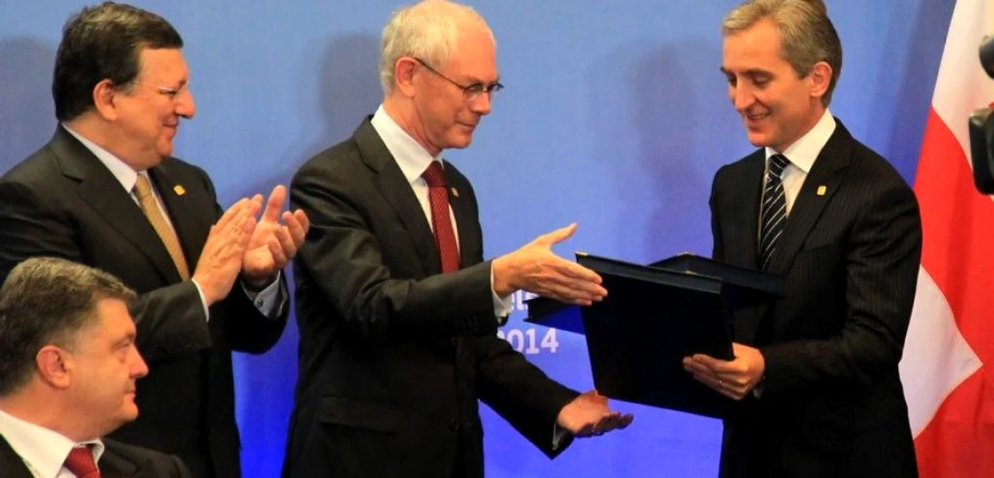 De la stânga la dreapta: Petro Poroşenko, preşedintele Ucrainei, Jose Manuel Barroso, preşedintele Comisiei Europene, Herman van Rompuy, preşedintele Consiliului European, premierul moldovean Iurie Leancă. FOTO Gov.md