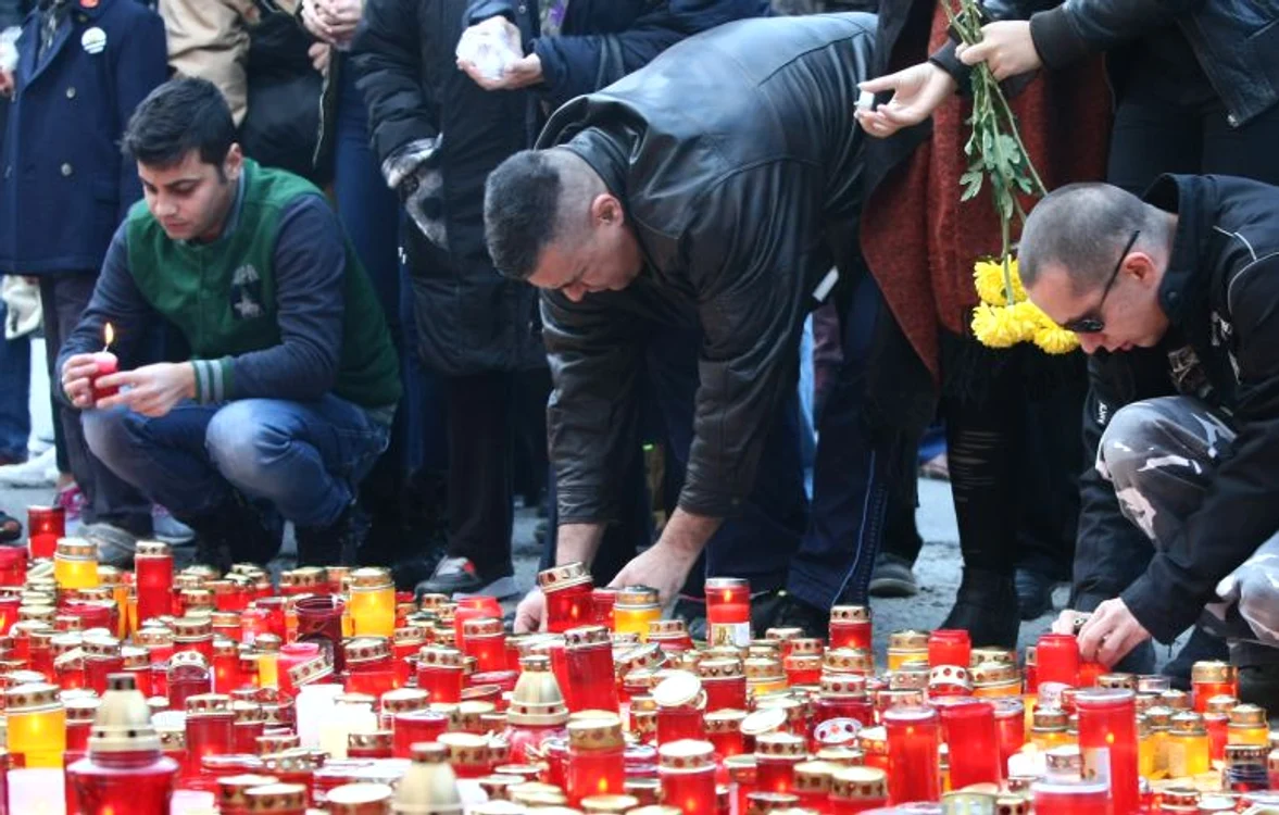 
    Preoţii i-au pomenit pe toţi ceui care s-au stins din viaţă în urma incendiului devastatorfoto: captură Antena Stars  
