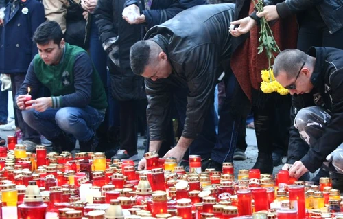 Oamenii vin să aprindă lumânări la locul tragediei din Colectivfoto: Dorin Constanda