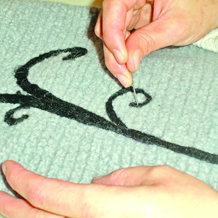 În momentul în care prindeţi modelul, puteţi retuşa eventualele greşeli ale acestuia. După ce aţi încheiat lucrul, spălaţi din nou geanta, având grijă ca temperatura apei să nu fie mai mare de 40° Celsius. Această operaţiune va fixa mai bine materialul.