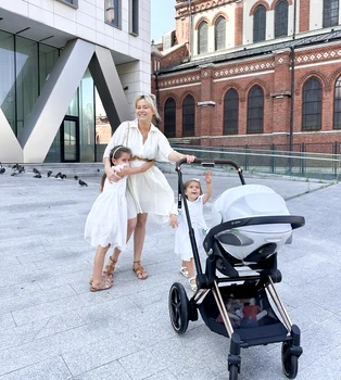 Laura Cosoi și cele 4 fetițe. FOTO: Instagram