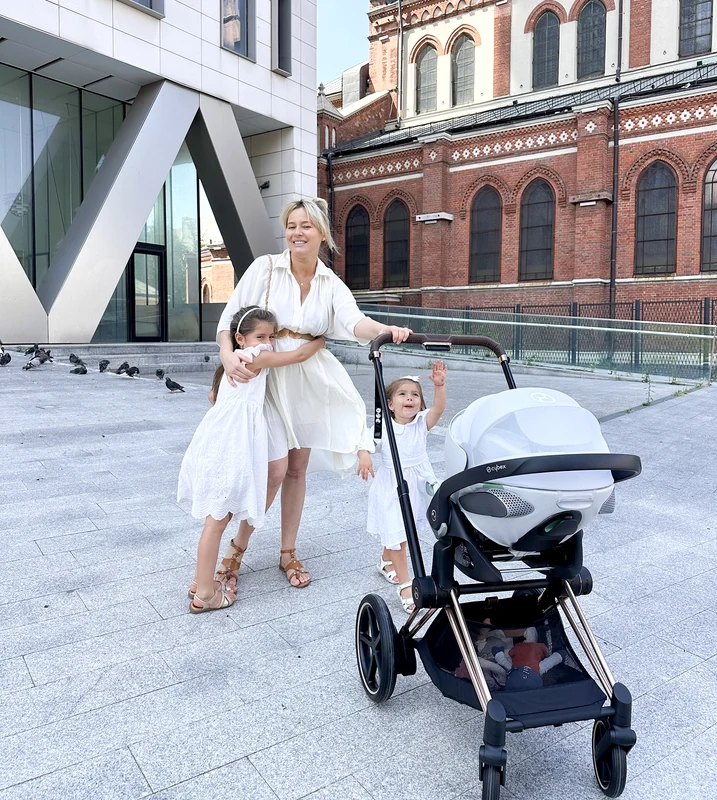 Laura Cosoi și cele 4 fetițe. FOTO: Instagram