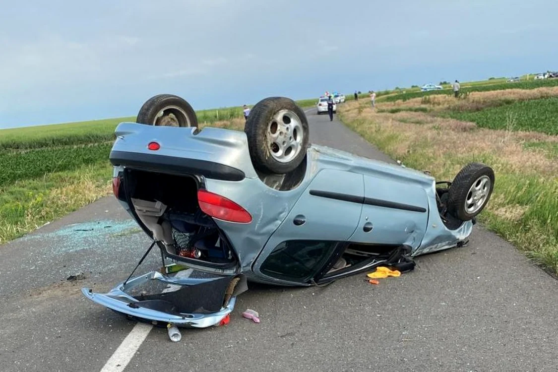 Şoferul a pierdut controlul asupra direcţiei, iar maşina s-a răsturnat pe şosea FOTO ISU Ialomiţa