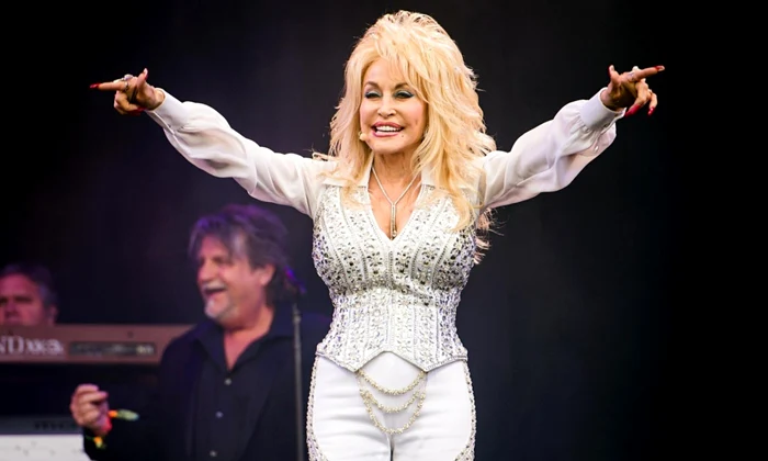 Dolly Parton  e acuzată că are o relaţie cu o femeie (Foto: Facebook).