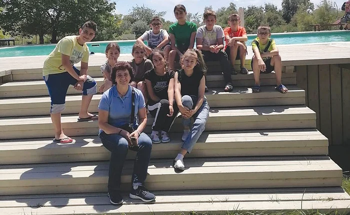 Claudya Neacşa şi cei zece năzdrăvani, la piscina din complexul turistic