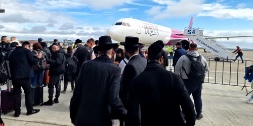 evrei aeroport Suceava, foto Facebook Monitorul de Suceava jpg