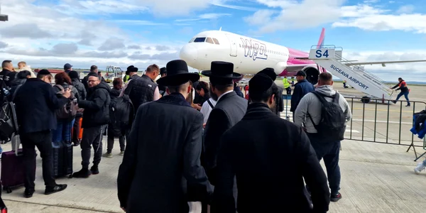 evrei aeroport Suceava, foto Facebook Monitorul de Suceava jpg