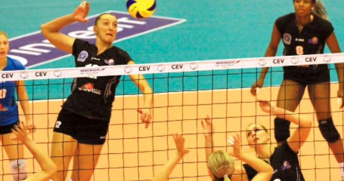 Mira Golubovici atacă şi aduce un nou punct pentru Metal Galaţi