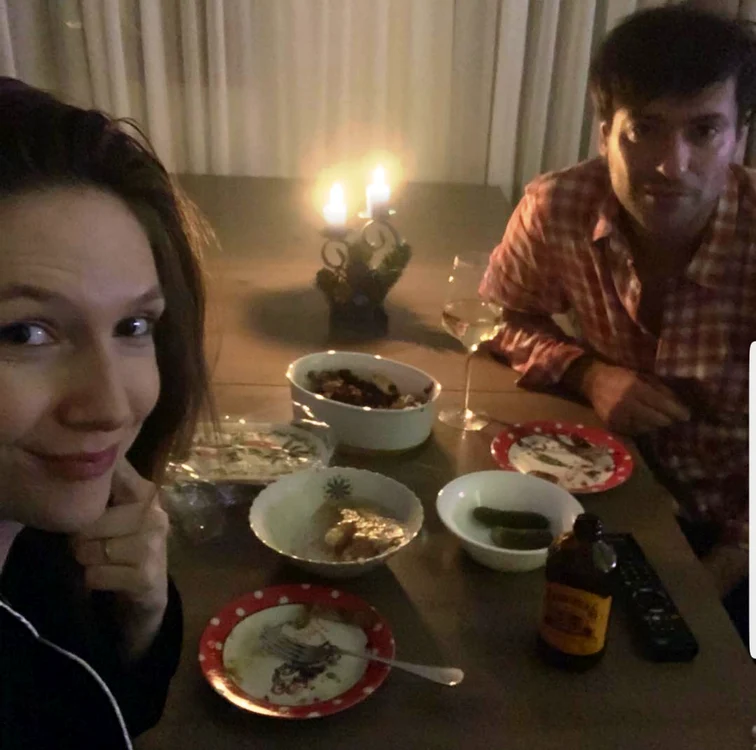 Adela Popescu și radu Vâlcan împart o piftie, în sufragerie