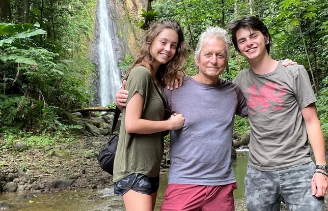 Dylan și Carys l-au întrecut deja la înălțime pe tatăl lor. Foto: Instagram