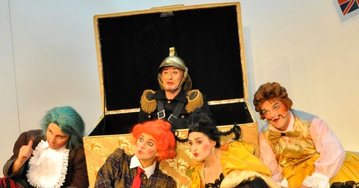 Personajele lui Ionesco ies din cutia cu iluzii imaginată de Tompa Gabor