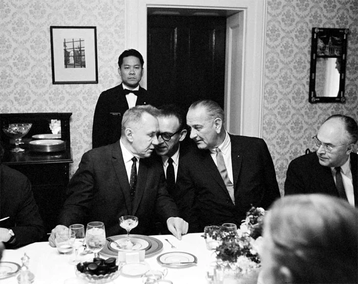 Preşedintele american Lyndon Johnson (al treilea în imagine, de la stânga la dreapta) alături de ambasadorul sovietic Anatoli Dobrînin (primul din dreapta) FOTO: historycentral.com