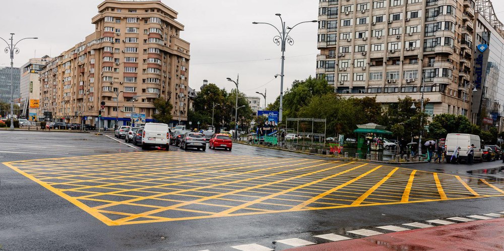 Primul marcaj galben „Nu blocați intersecția”, montat la Piața Victoriei. Șoferii care nu respectă regula, riscă amendă