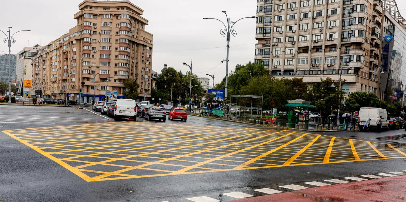 Primul marcaj galben, montat în Piața Victoriei FOTO: FB