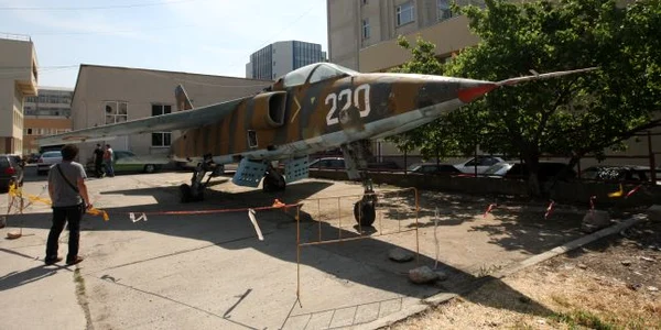 Avion de luptă în parcarea Facultăţii de Mecanică din Iaşi