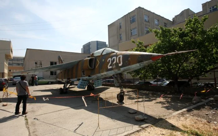 Avion de luptă în parcarea Facultăţii de Mecanică din Iaşi