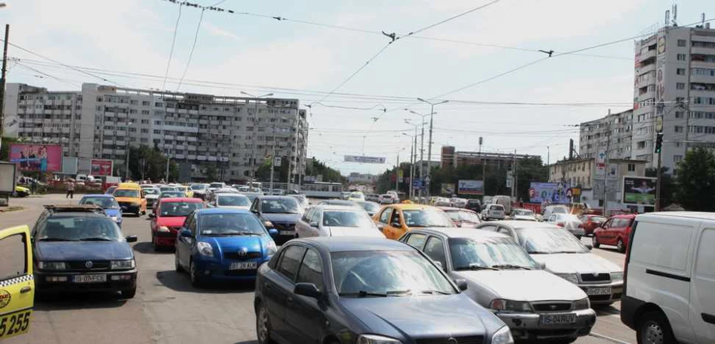 Aglomeraţie de nedescris în traficul din zona Podu Roş