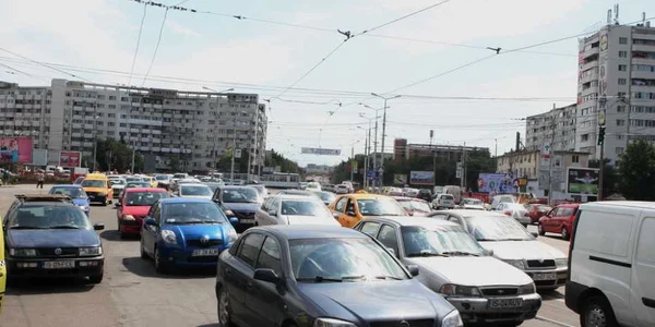 Aglomeraţie de nedescris în traficul din zona Podu Roş