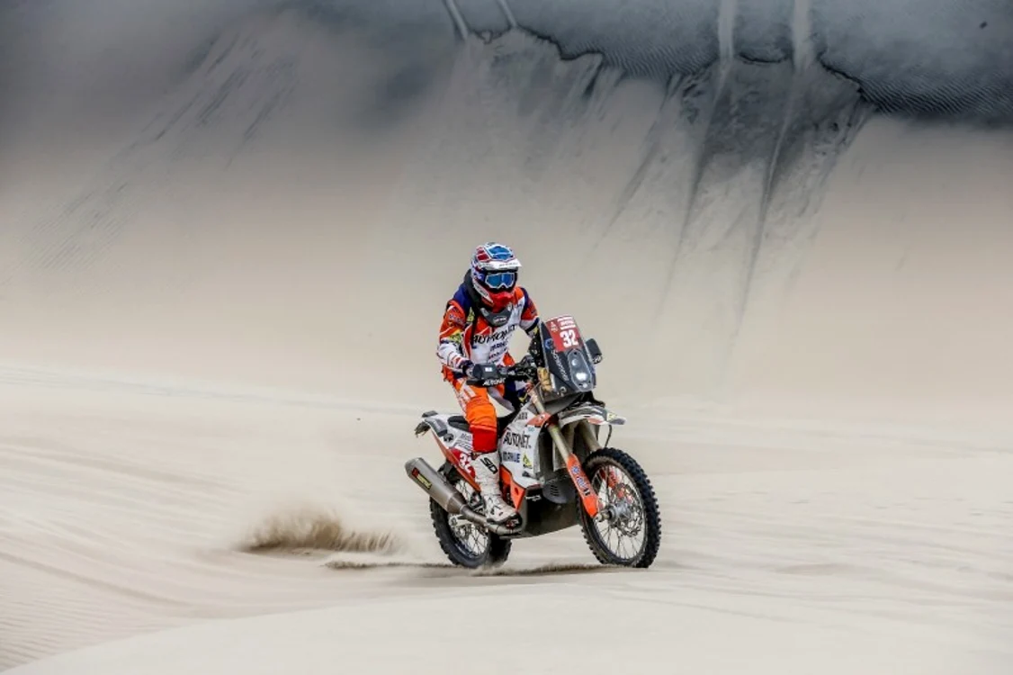 
    Mani Gyenes este obișnuit cu traversările prin zone de deșertFoto: RallyZone / Cristiano Barni  
