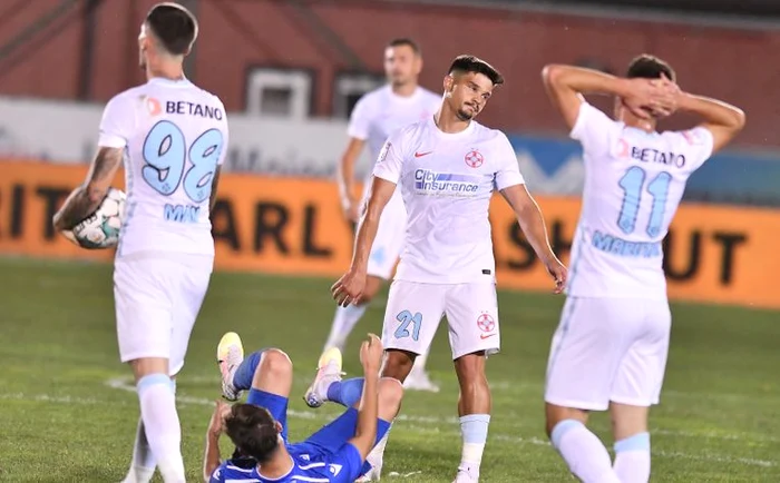 
    Jucătorii de la FCSB, dezamăgiți de înfrângerea cu FC VoluntariFOTO: Sportpictures.eu  