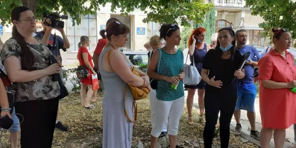 parintii in fata primariei foto adevarul