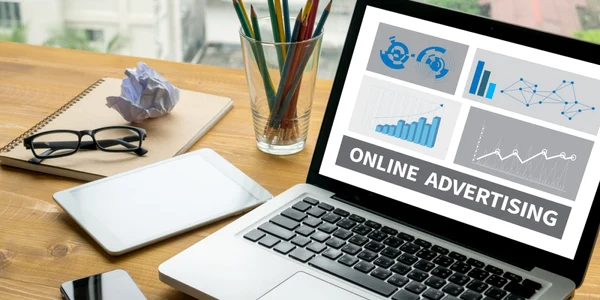 Reclame online laptop FOTO Shutterstock