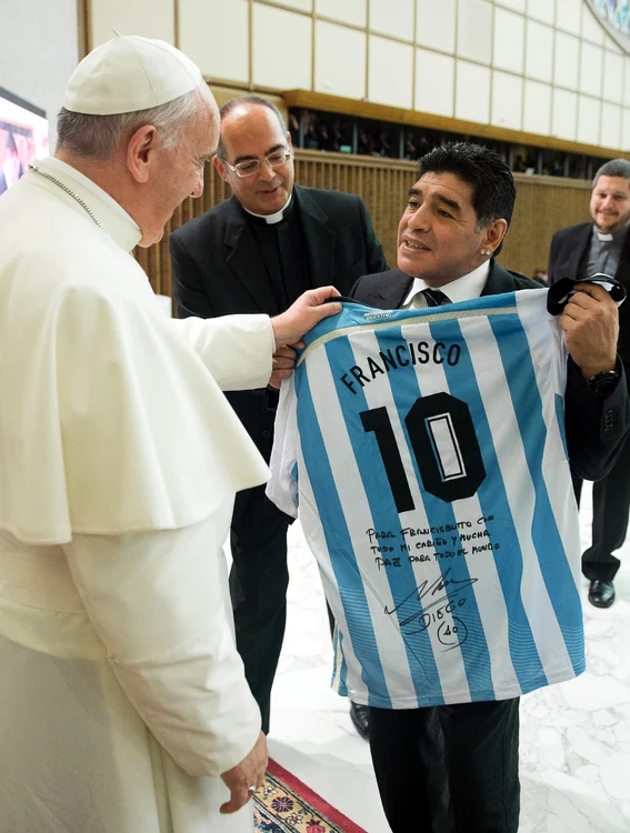 Maradona i-a oferit Suiveranului Pontif fostul său tricou de la naţionala Argentinei