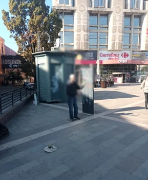 Ambii cetăţeni britanici au părăsit oraşul la scurt timp după ce au fost prinşi.