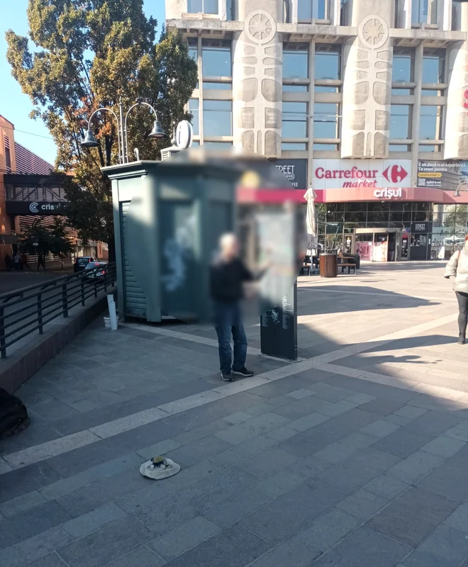 Ambii cetăţeni britanici au părăsit oraşul la scurt timp după ce au fost prinşi. 