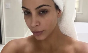 Kim Kardashian arată superb orice ar face  Starul se mândreşte cu sprâncenele ei conturate şi cu o piele strălucitoare, chiar şi fără fond de ten  jpeg