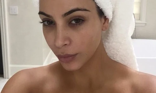 Kim Kardashian arată superb orice ar face  Starul se mândreşte cu sprâncenele ei conturate şi cu o piele strălucitoare, chiar şi fără fond de ten  jpeg
