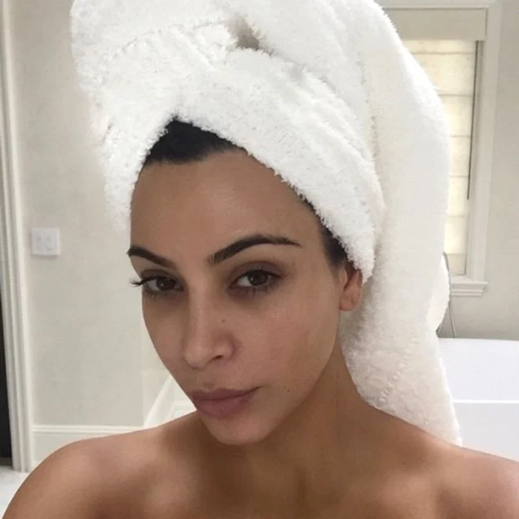 Kim Kardashian arată superb orice ar face. Starul se mândreşte cu sprâncenele ei conturate şi cu o piele strălucitoare, chiar şi fără fond de ten.