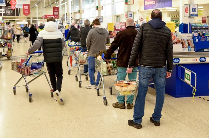 
    Ofertele de job pot apărea de unde te aștepți mai puțin. Chiar la coadă în supermarketFoto: Shutterstock  