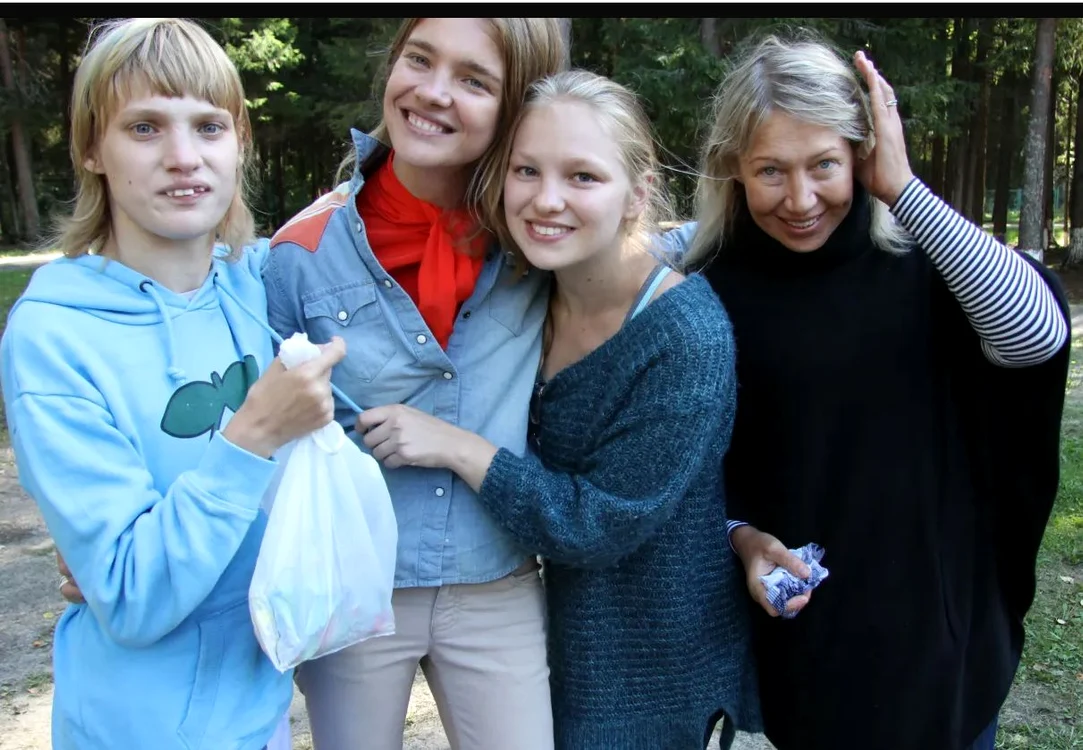 Natalia, alături de surorile ei, Oskana și Kristina, și de mama ei, Larisa (Foto: Arhiva personală)