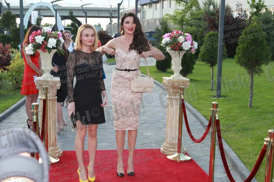 Alina Pușcaș   Vedeta Antenei 1  a venit  și ea cu  o rochie elegantă,  fără bretele