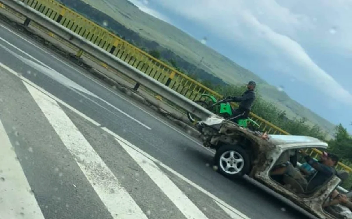 Şoferul maşinii bizare va trebui să le dea explicaţii poliţiştilor. FOTO: Facebook - Info Trafic jud. Cluj
