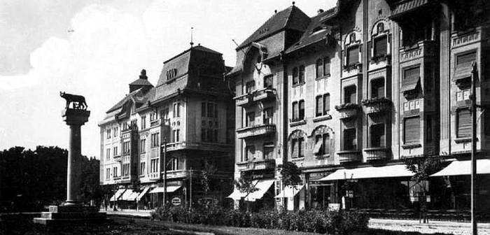 Centrul Timişoarei în 1930. În plan îndepărtat se vede magazinul de butelii, unde acum se află cofetăria Violeta. FOTO: Timişoara de altădată