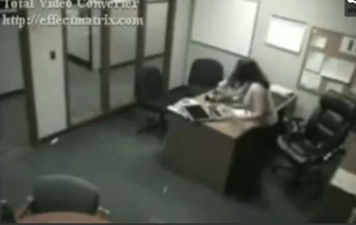 Femeia îi distruge computerul şefului ei