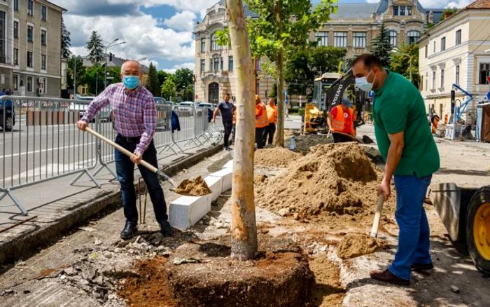 Emil Boc a plantat arbori pentru a da bine în faţa camerelor video. FOTO: Facebook / Emil Boc