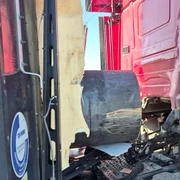 Trafic restricționat pe Centura de Nord a Craiovei, după ce încărcătura unui TIR a ieșit prin prelata remorcii FOTO DRDP Craiova