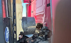 Trafic restricționat pe Centura de Nord a Craiovei, după ce încărcătura unui TIR a ieșit prin prelata remorcii FOTO DRDP Craiova