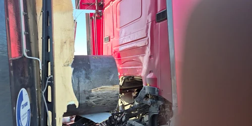 Trafic restricționat pe Centura de Nord a Craiovei, după ce încărcătura unui TIR a ieșit prin prelata remorcii FOTO DRDP Craiova