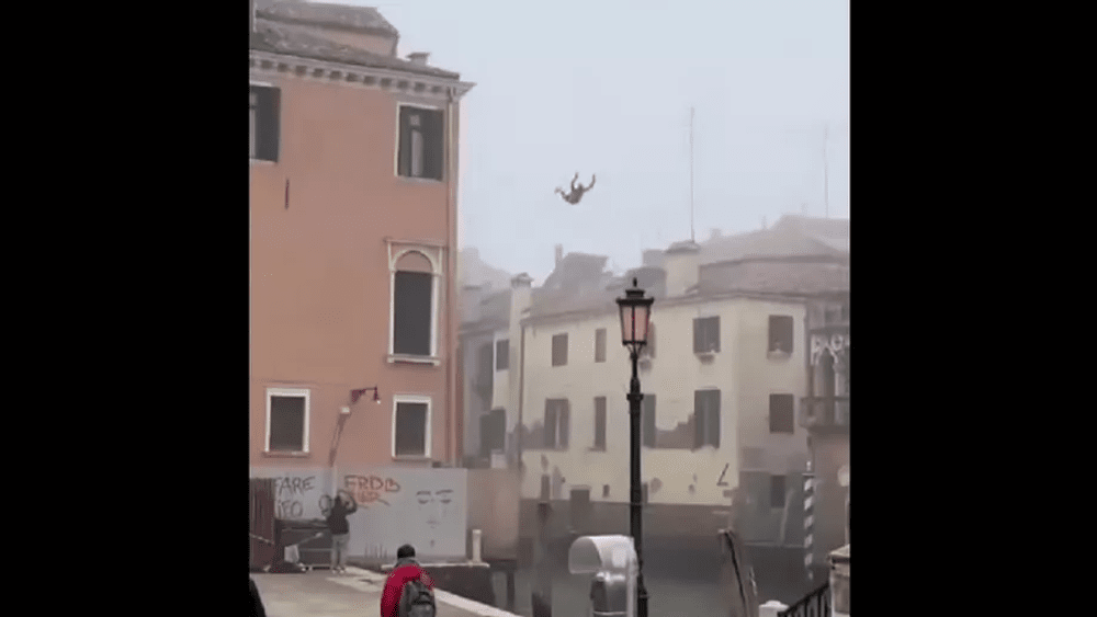 Autoritățile din Veneția îl caută pe „idiotul“ care a sărit de pe o clădire într-un canal VIDEO 