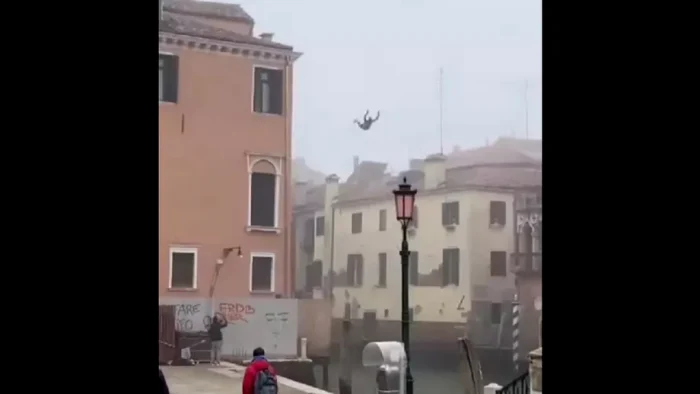 Gestul teribilistului a fost filmat FOTO Luigi Brugnaro Twitter