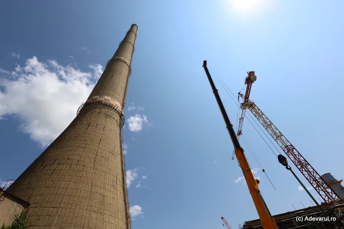 Unul dintre coșurile fostei Termocentrale Mintia. Foto: Daniel Guță ADEVĂRUL