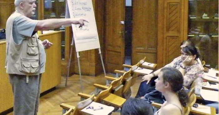 Mircea Albulescu i-a provocat pe studenţi să-i pună întrebări