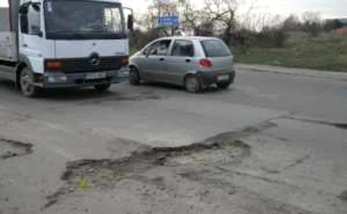 Cea mai periculoasă groapă de pe Ecaterina Teodoroiu are mai mult de doi metri